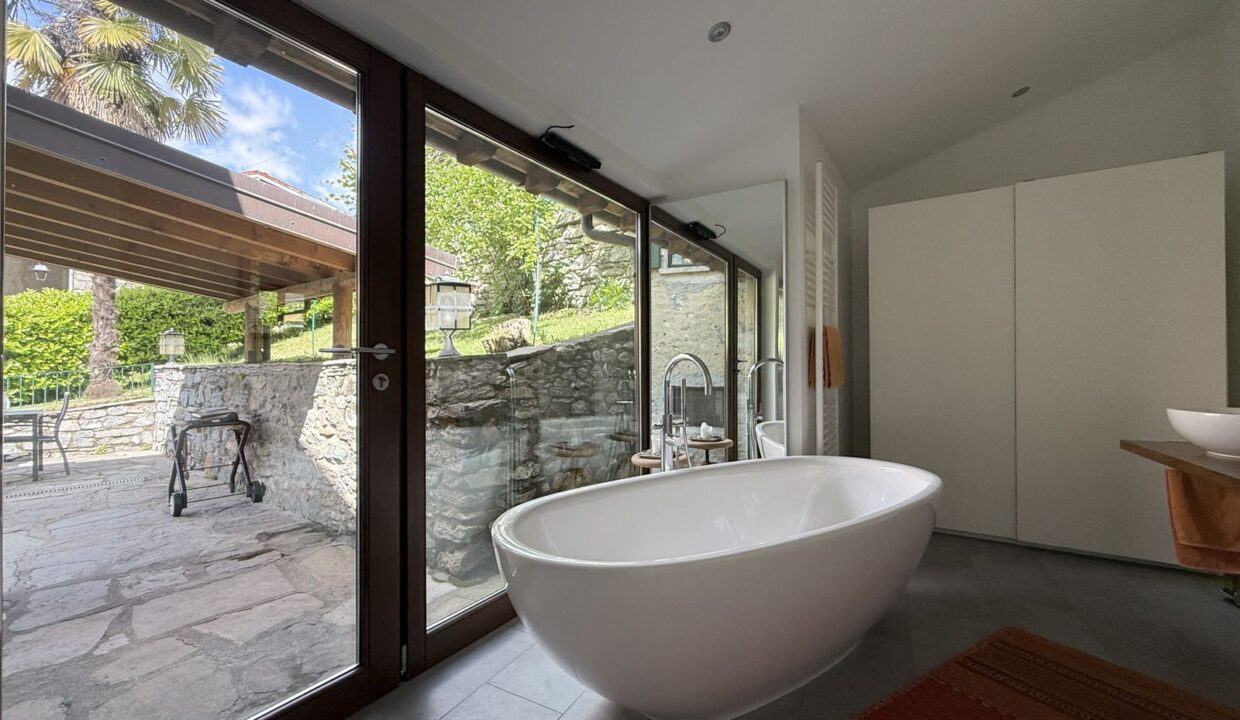 Restored House Vercana with Lake View