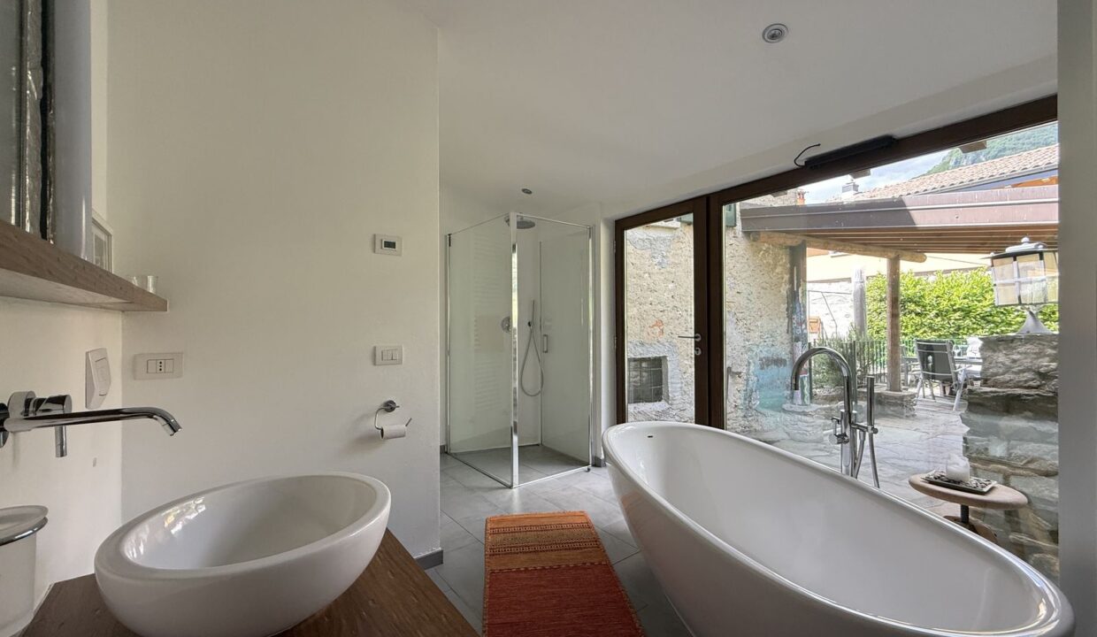 Restored House Vercana with Lake View