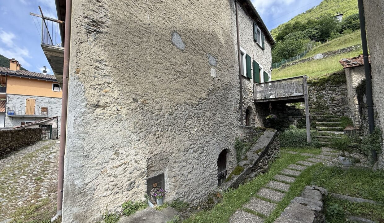 Restored House Vercana with Lake View