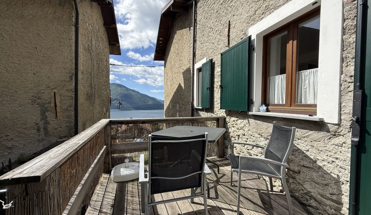 Restored House Vercana with Lake View