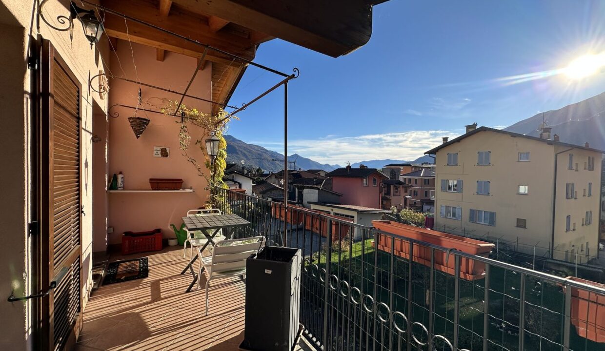 Detached House Gravedona ed Uniti with Garden