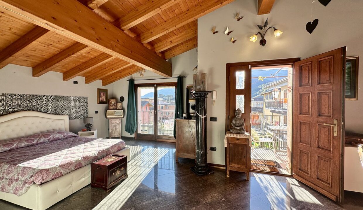 Detached House Gravedona ed Uniti with Garden