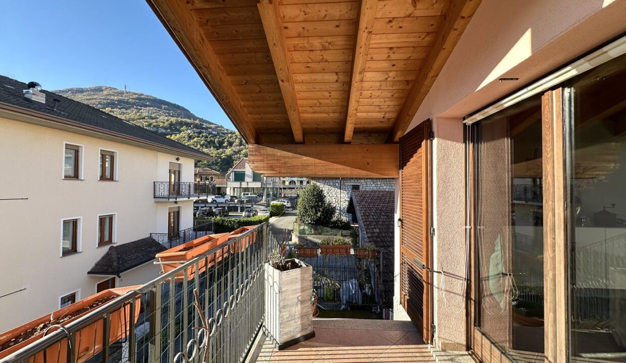 Detached House Gravedona ed Uniti with Garden