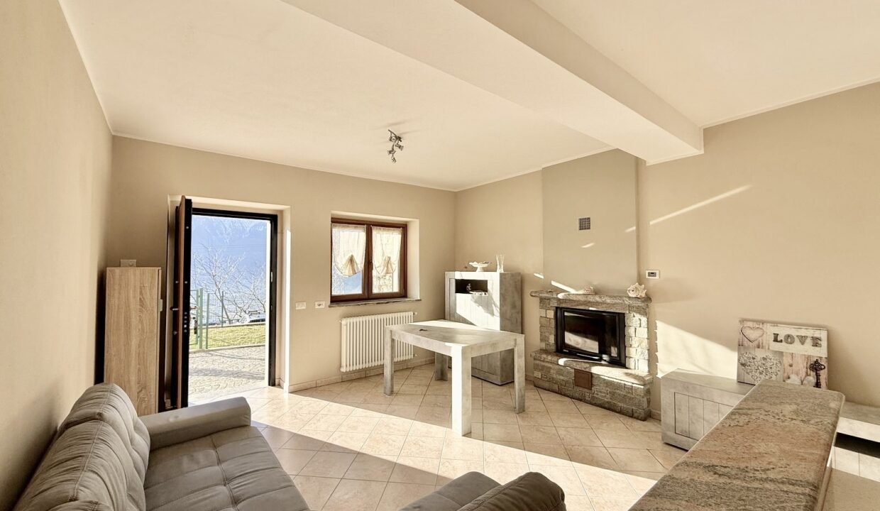 House with Garden and Lake View Gera Lario Hillside