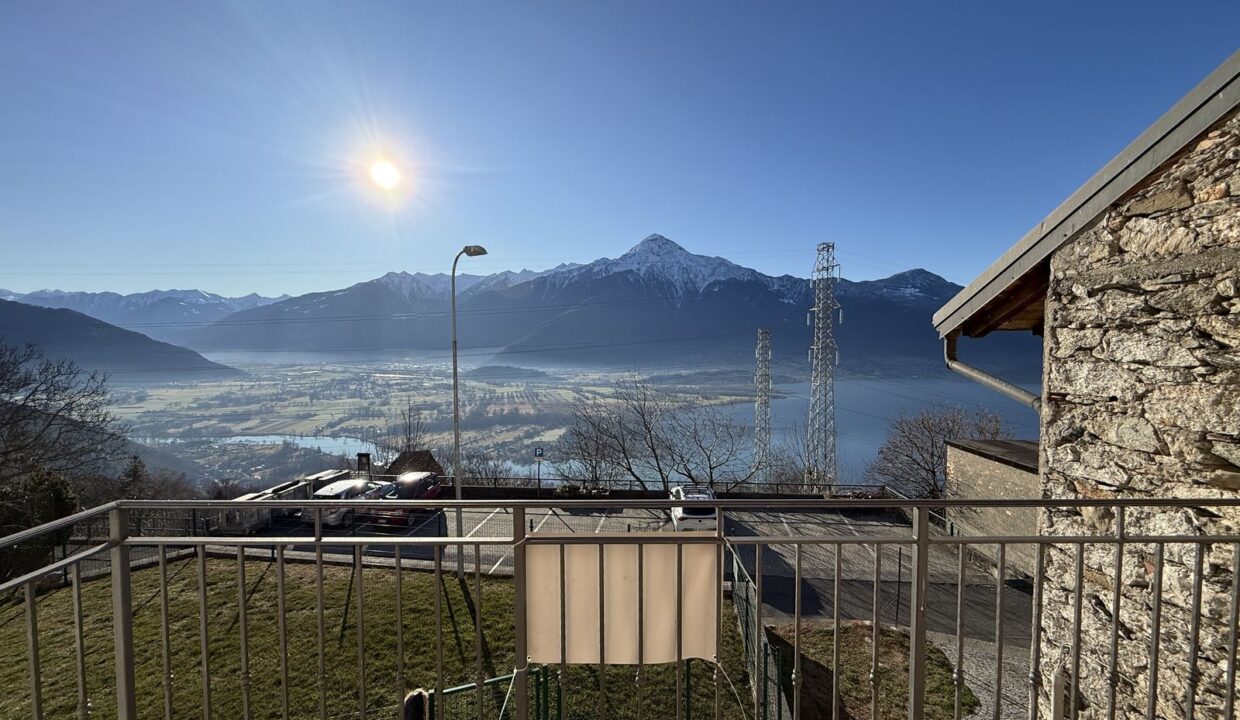 House with Garden and Lake View Gera Lario Hillside