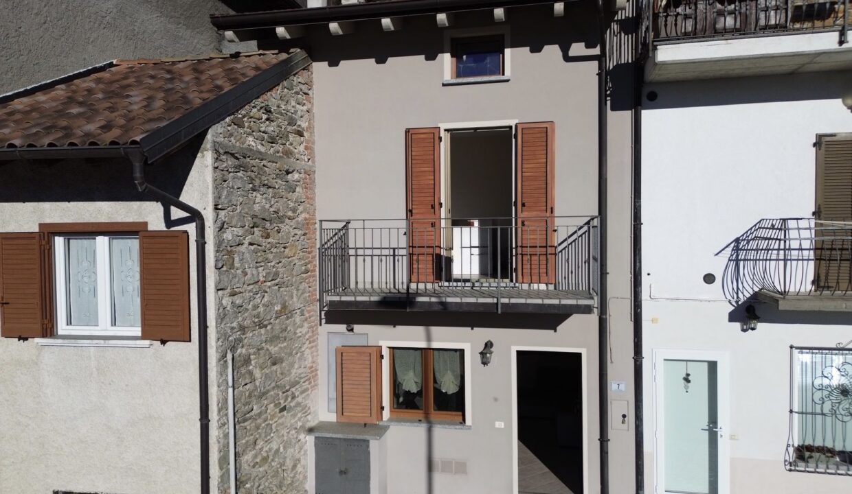 House with Garden and Lake View Gera Lario Hillside