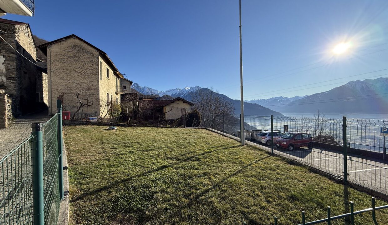 House with Garden and Lake View Gera Lario Hillside