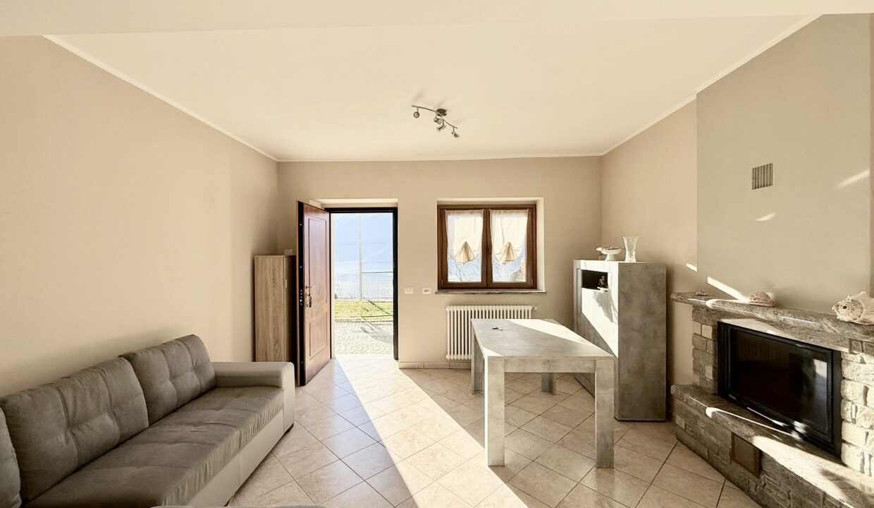 House with Garden and Lake View Gera Lario Hillside