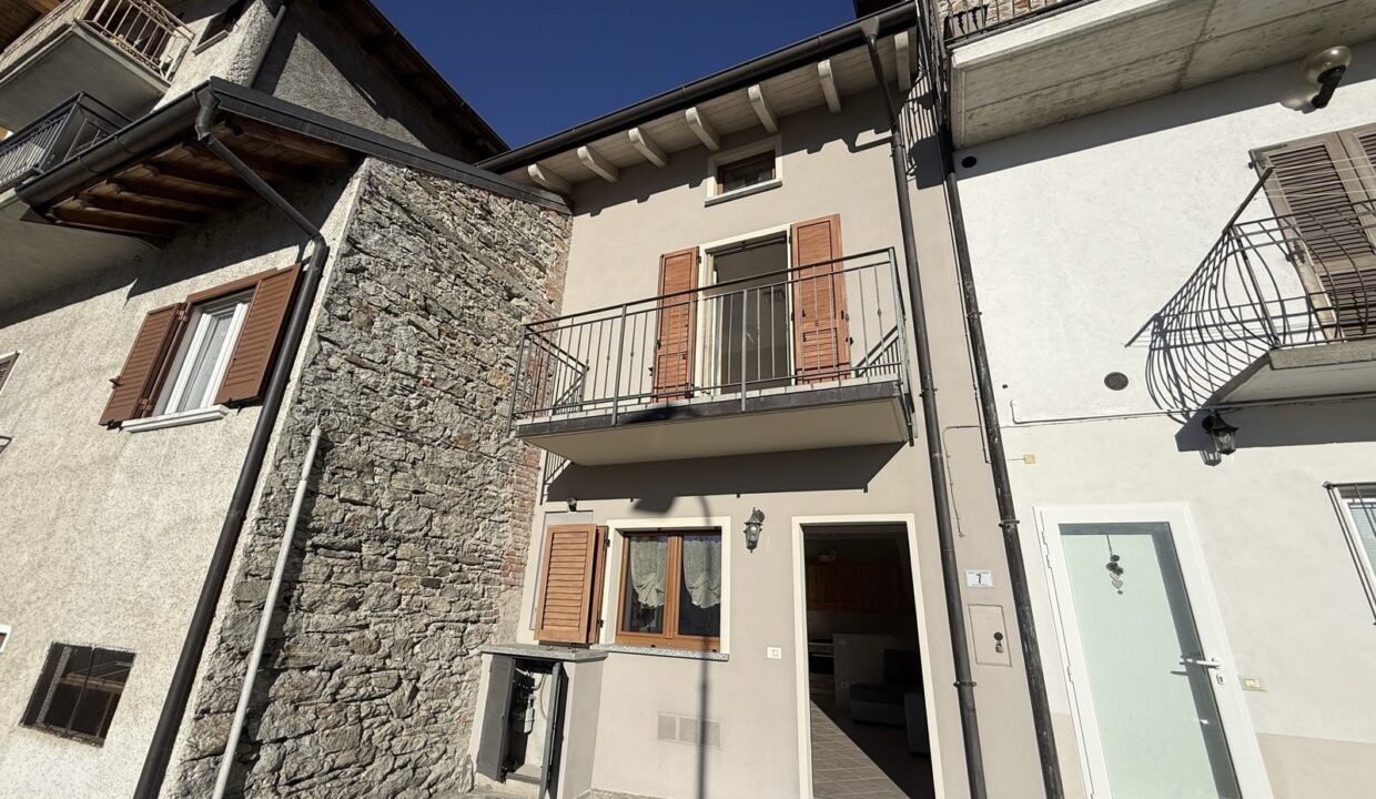 House with Garden and Lake View Gera Lario Hillside