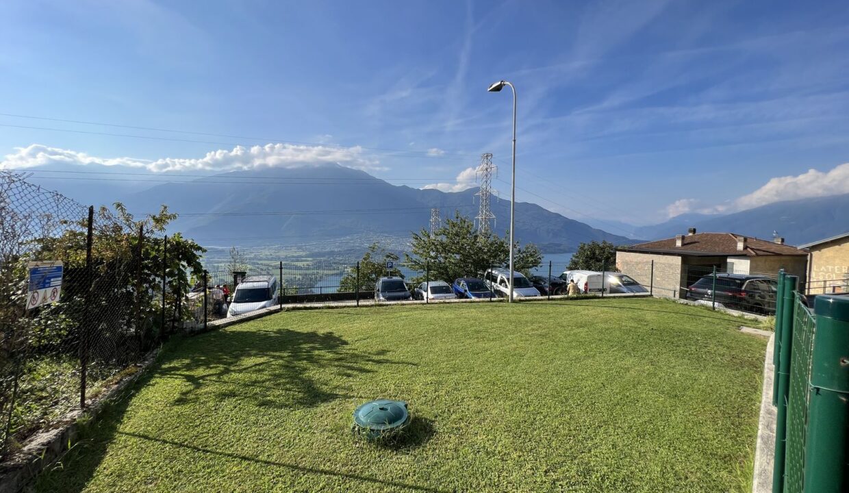 House with Garden and Lake View Gera Lario Hillside
