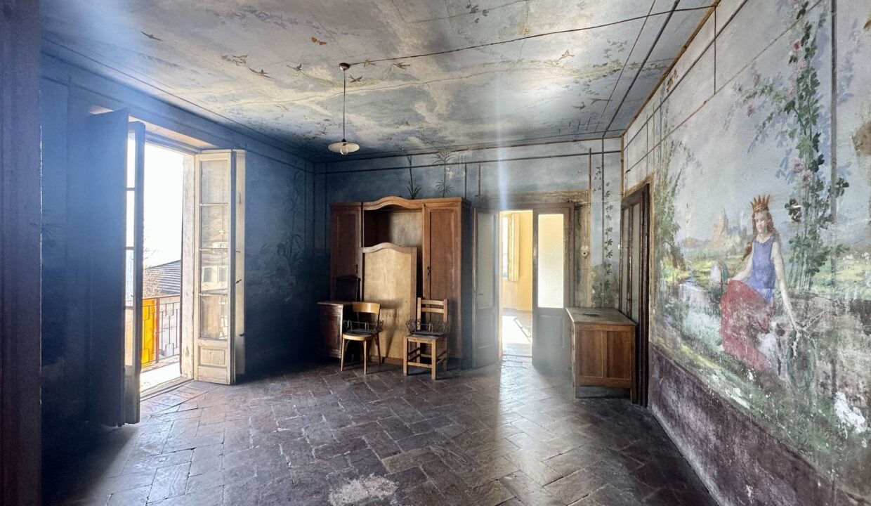 Lake Como House with Garden To Renovate Domaso