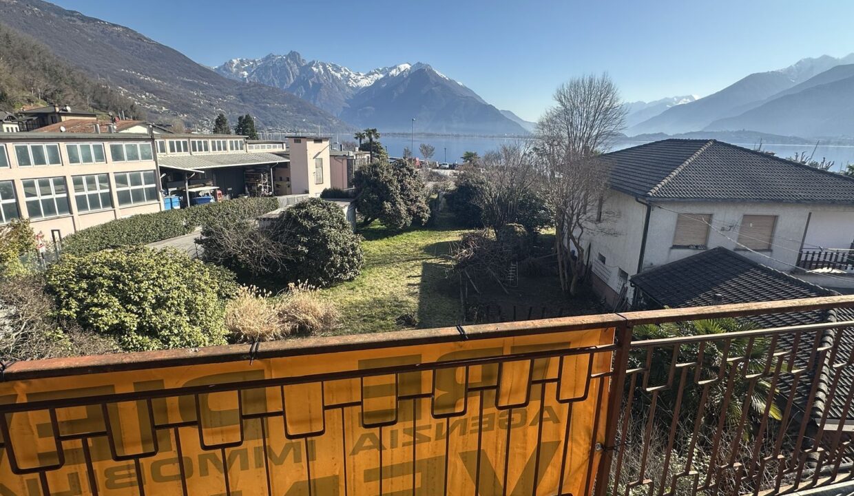 Lake Como House with Garden To Renovate Domaso