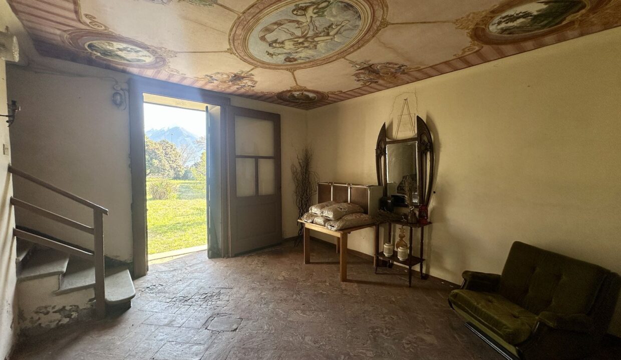 Lake Como House with Garden To Renovate Domaso