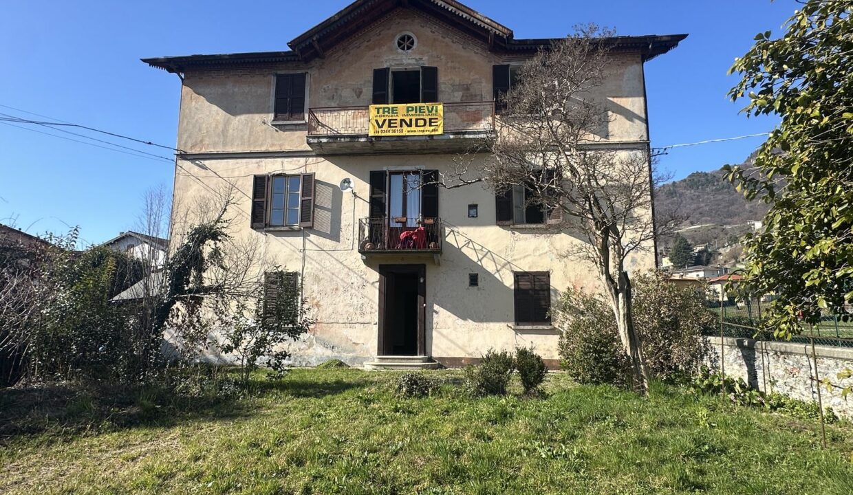 Lake Como House with Garden To Renovate Domaso