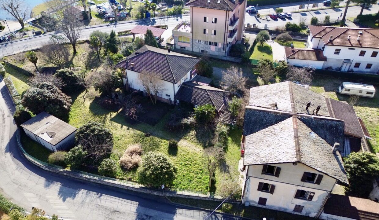 Lake Como House with Garden To Renovate Domaso