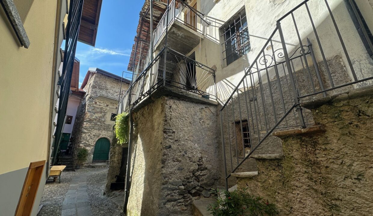 House with Balconies Domaso Hillside