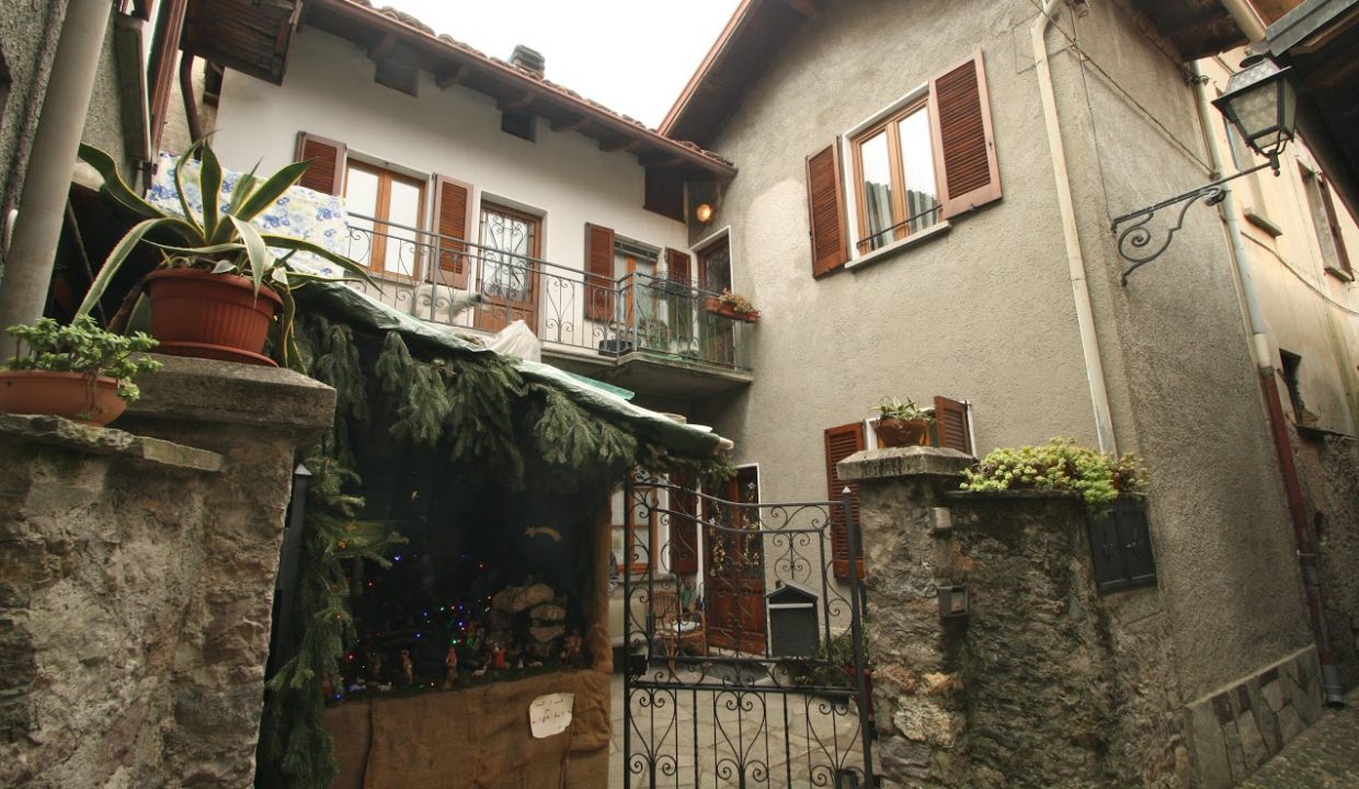 Lake Como Detached House with Garage and Balcony