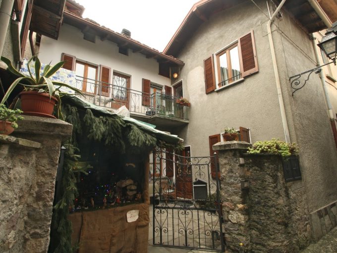 Lake Como Detached House with Garage and Balcony