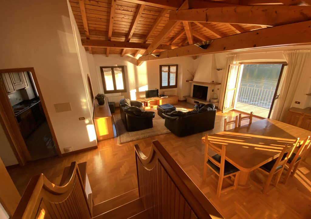 Lake Como Ossuccio Apartment with Garden and Boat Mooring living room