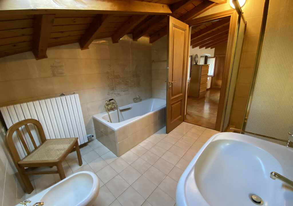 Lake Como Ossuccio Apartment with Garden and Boat Mooring bathroom