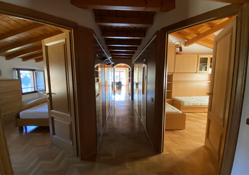 Lake Como Ossuccio Apartment with Garden and Boat Mooring hallway