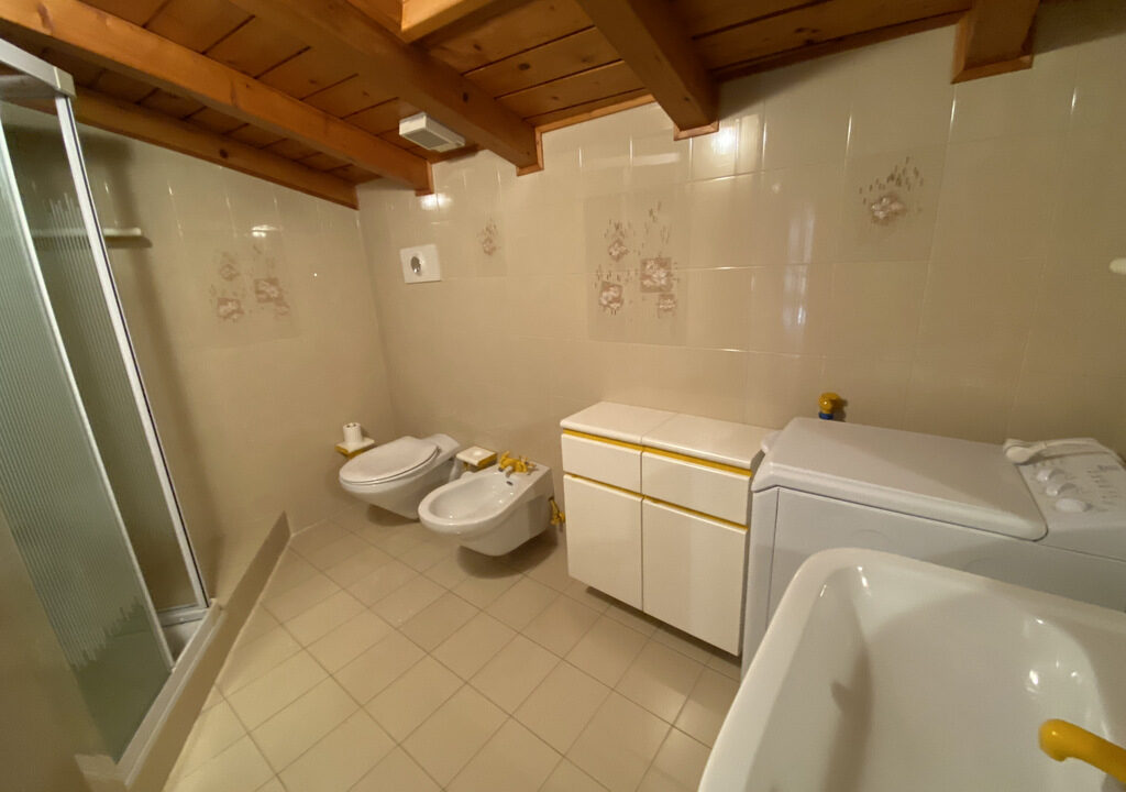 Lake Como Ossuccio Apartment with Garden and Boat Mooring bathroom