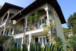 House with balcony, garden and lake view Como