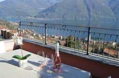 Apartment San Siro with Lake Como view and pool