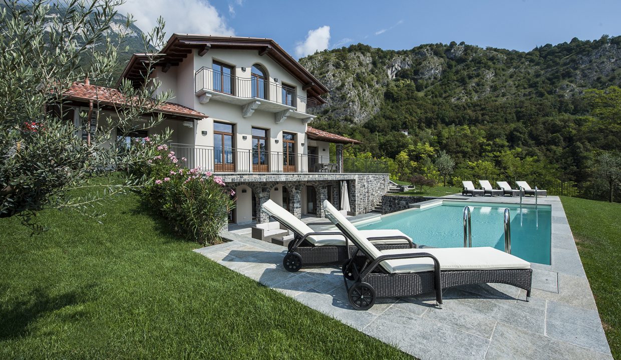 detached villa with swimming pool, garden and lake view