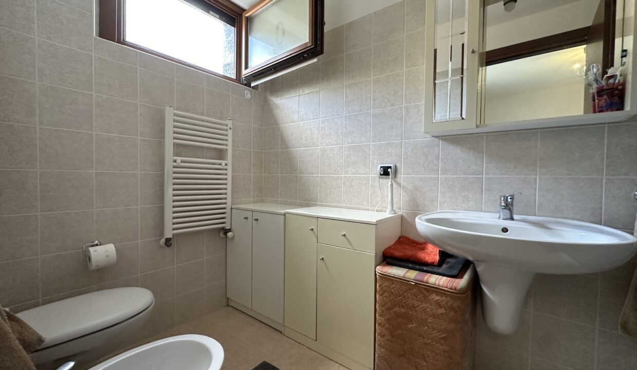 Pianello Appartamento con Vista Lago e Balcone15