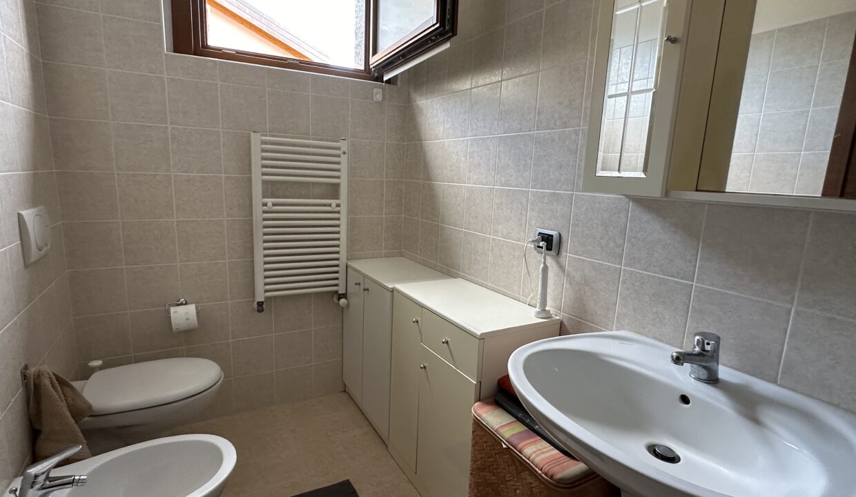 Pianello Appartamento con Vista Lago e Balcone16