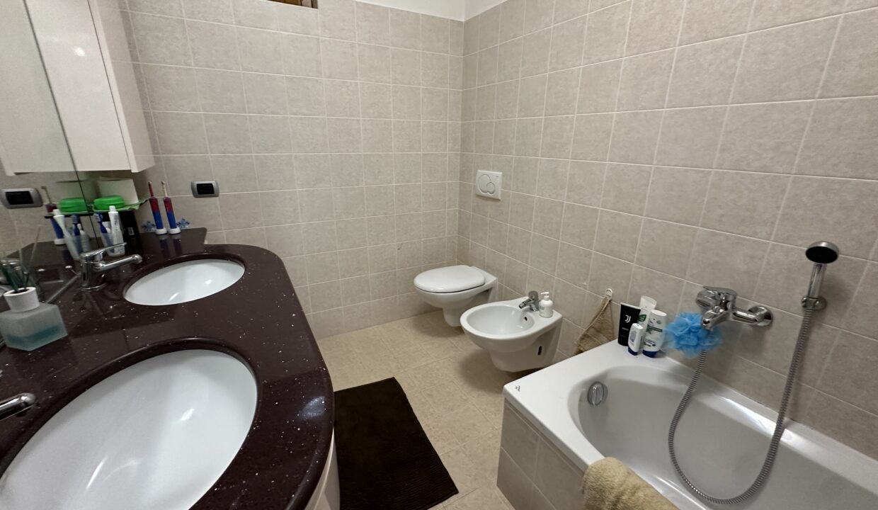 Pianello Appartamento con Vista Lago e Balcone25