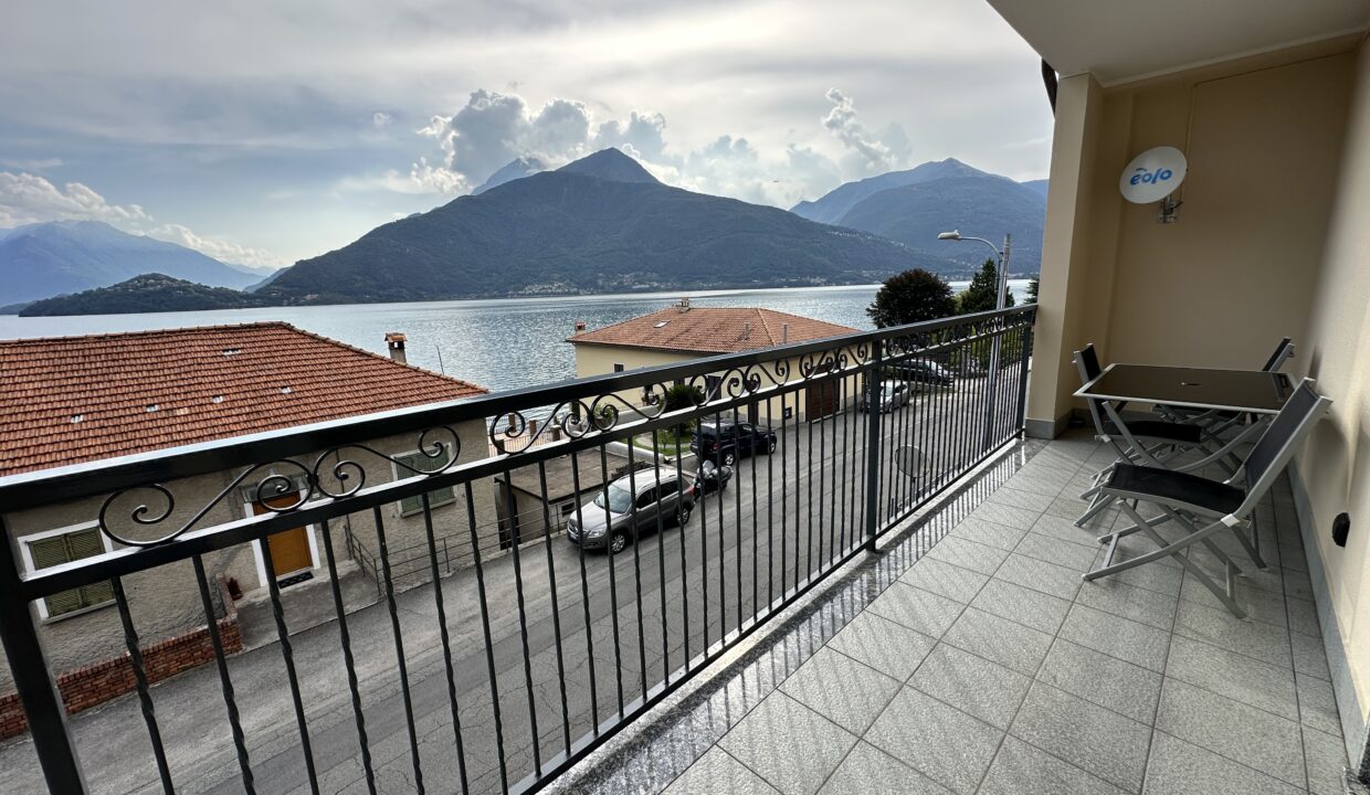 Pianello Appartamento con Vista Lago e Balcone8