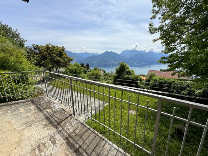 Plesio Casa con Giardino e Vista Lago