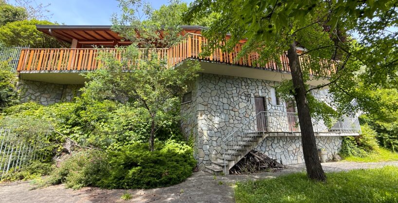 Plesio Detached house with garden and lake view