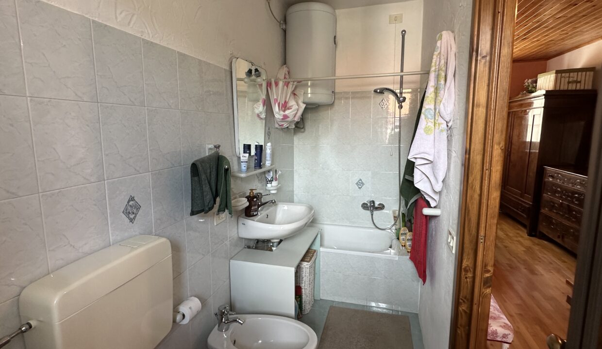 Porzione di casa a Carcente con bella vista lago 14