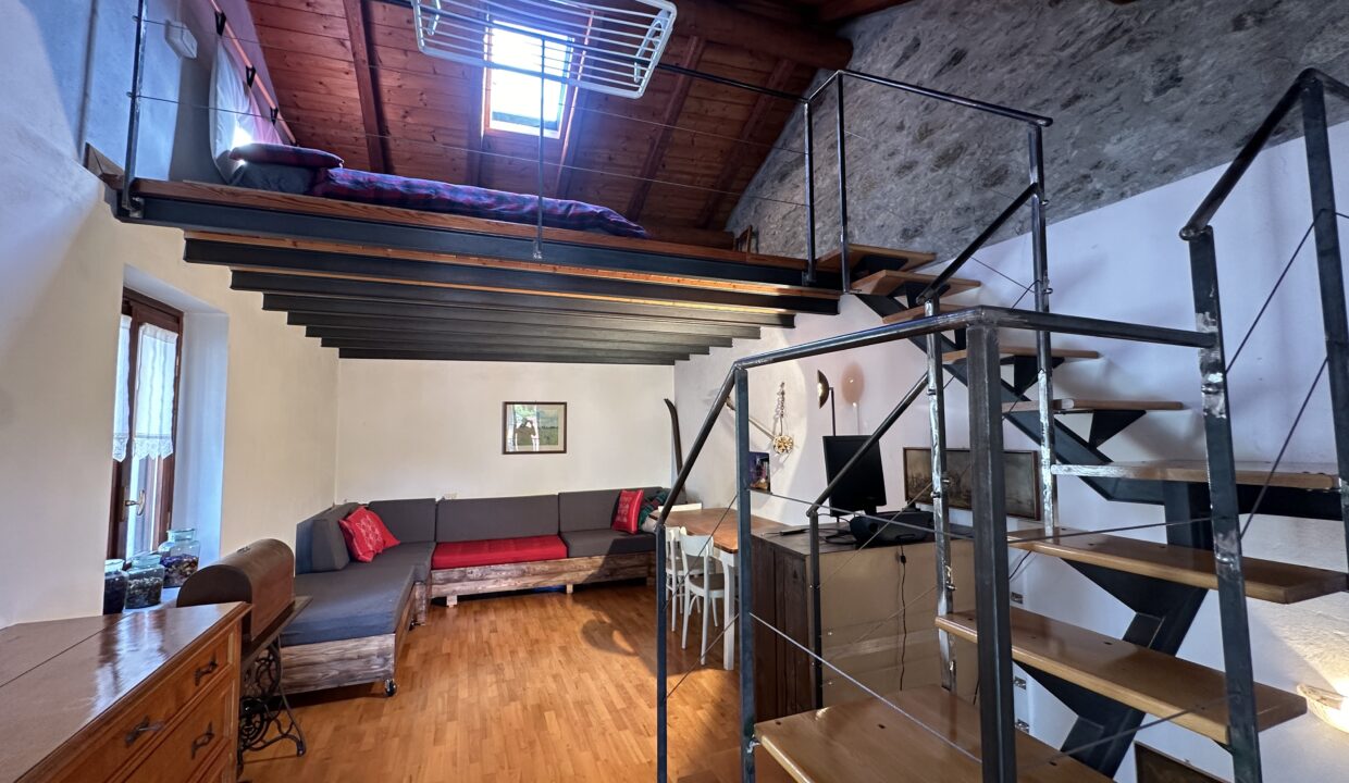 Porzione di casa a Carcente con bella vista lago 4