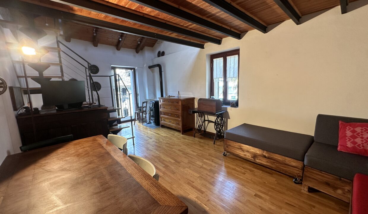 Porzione di casa a Carcente con bella vista lago 5