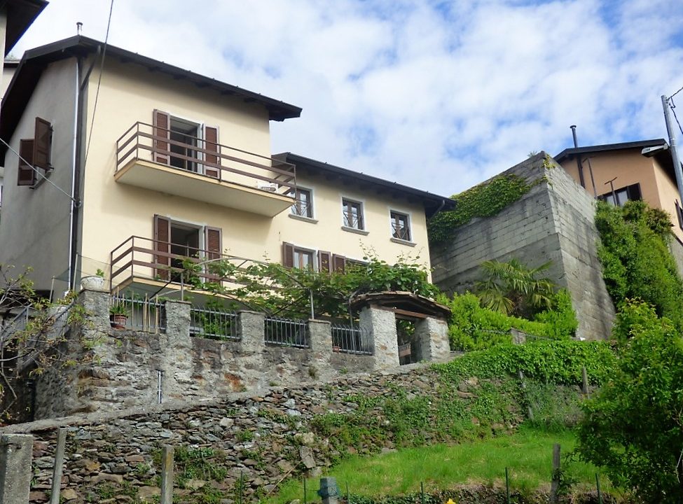 San Siro House with garden and lake view