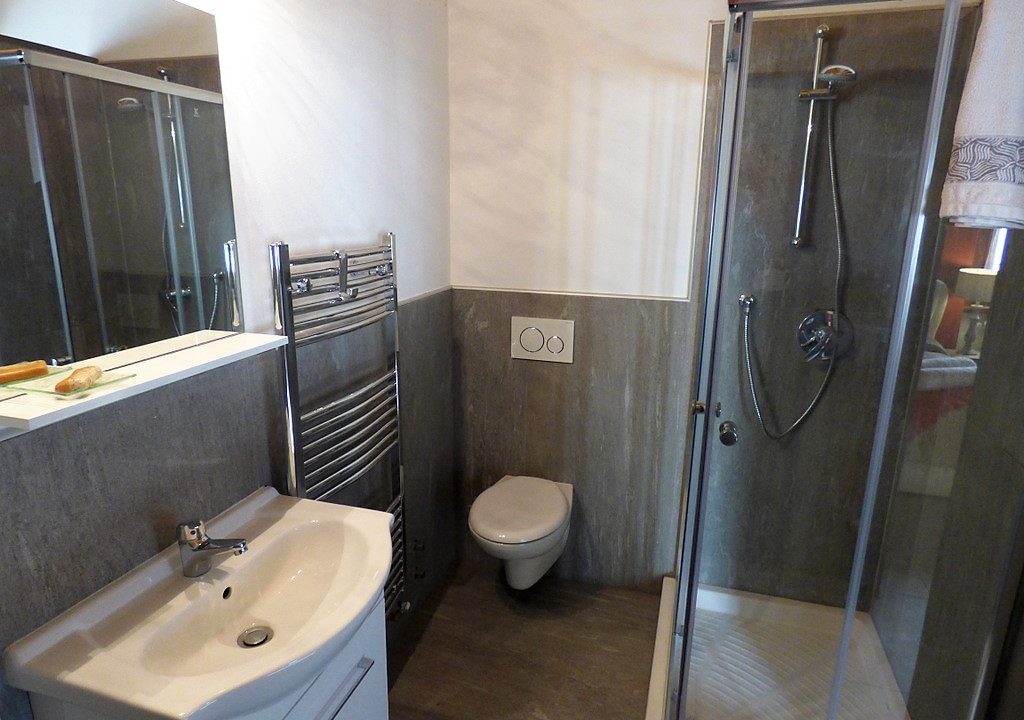 Dizzasco Apartment - bathroom with shower