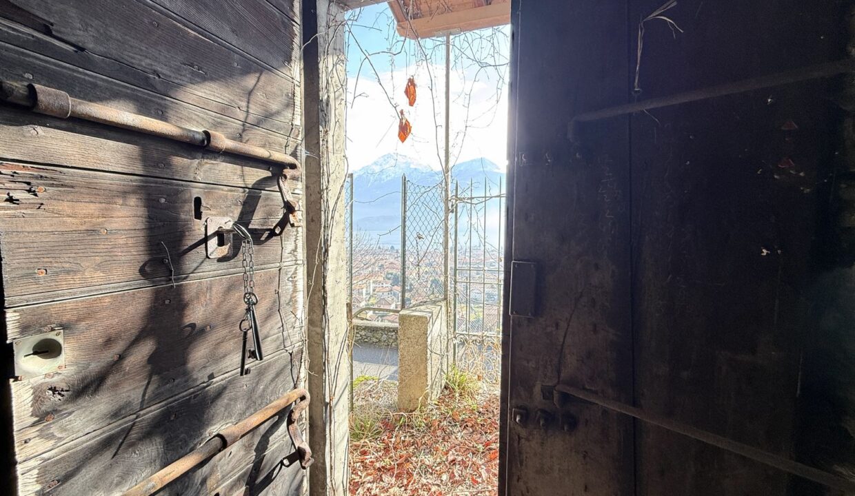 House to Renovate Dongo with Lake View