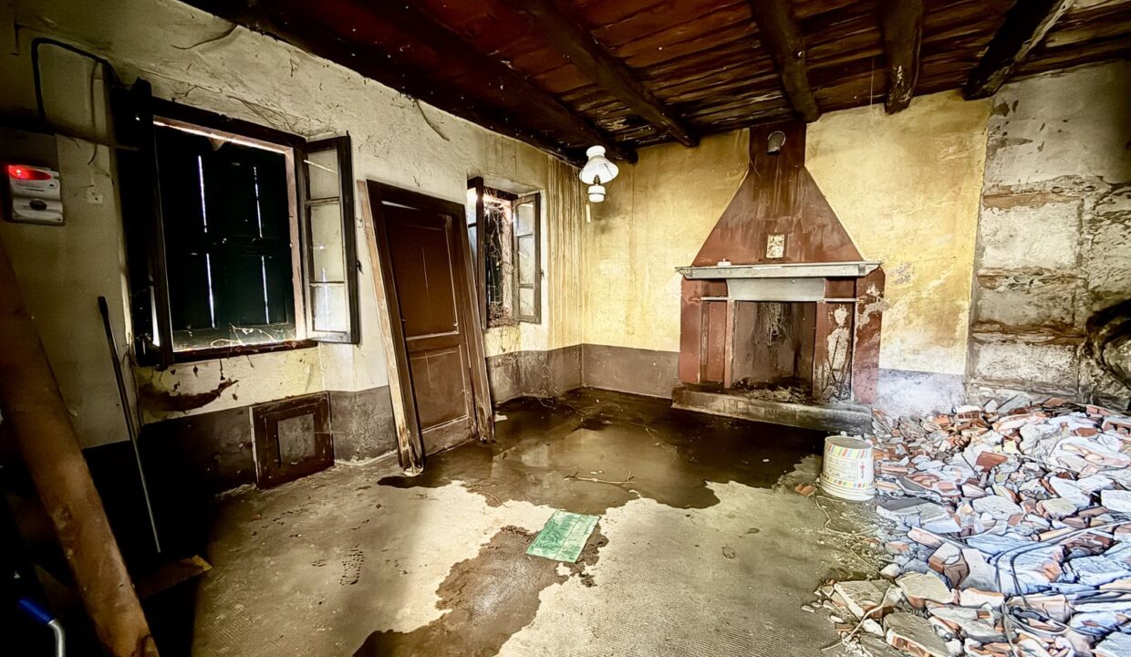 House to Renovate Dongo with Lake View