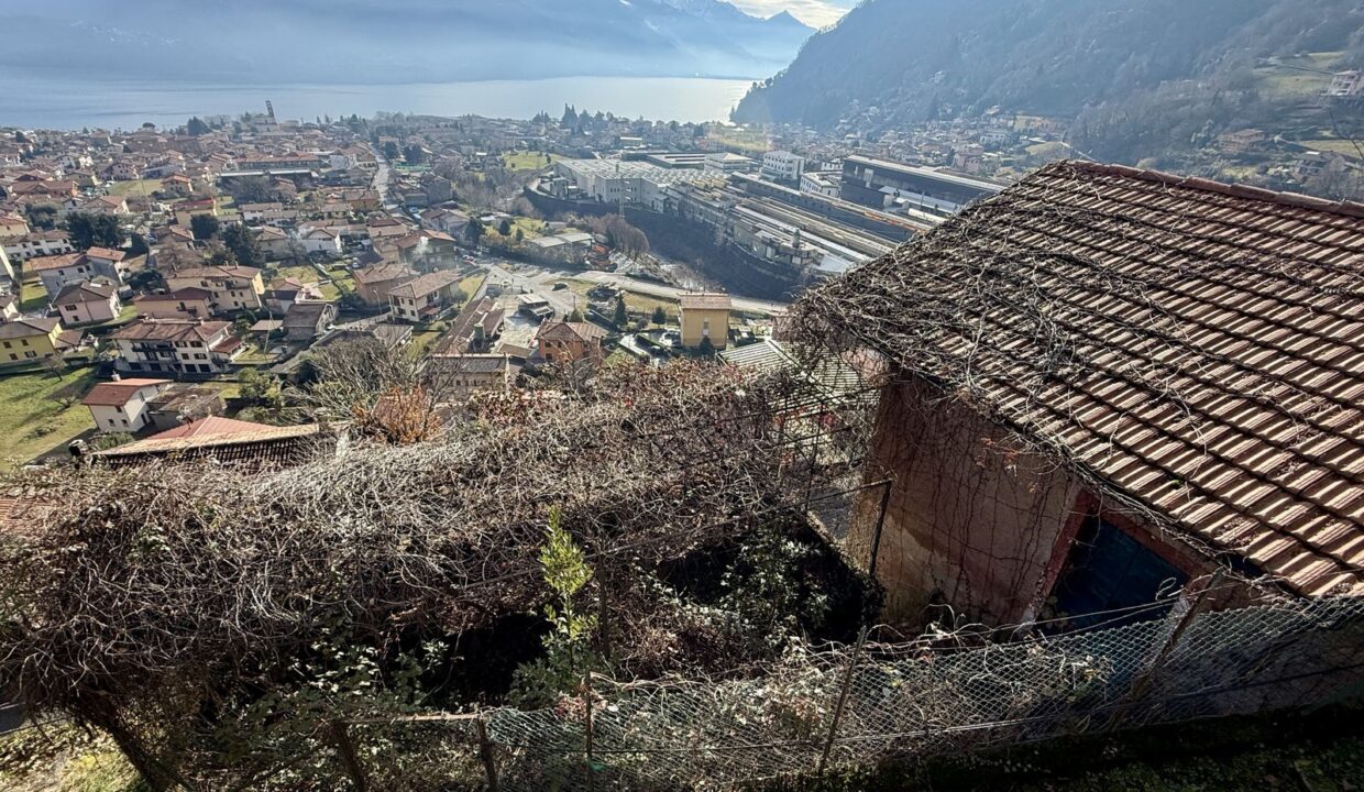 House to Renovate Dongo with Lake View
