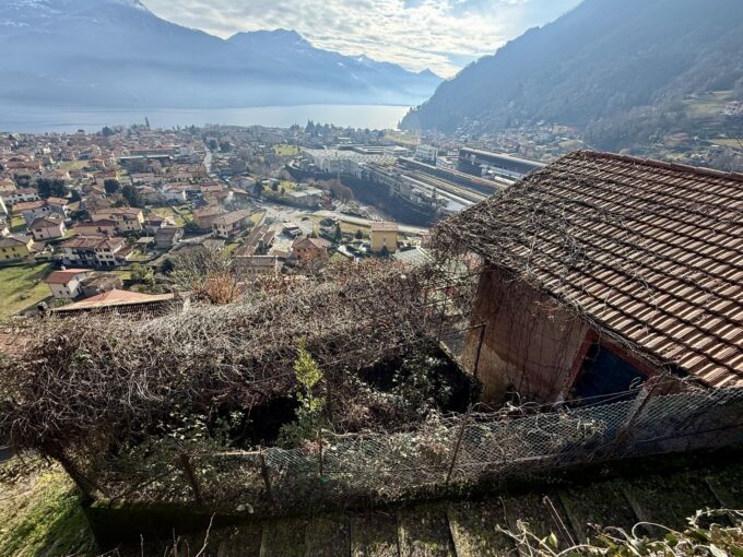House to Renovate Dongo with Lake View
