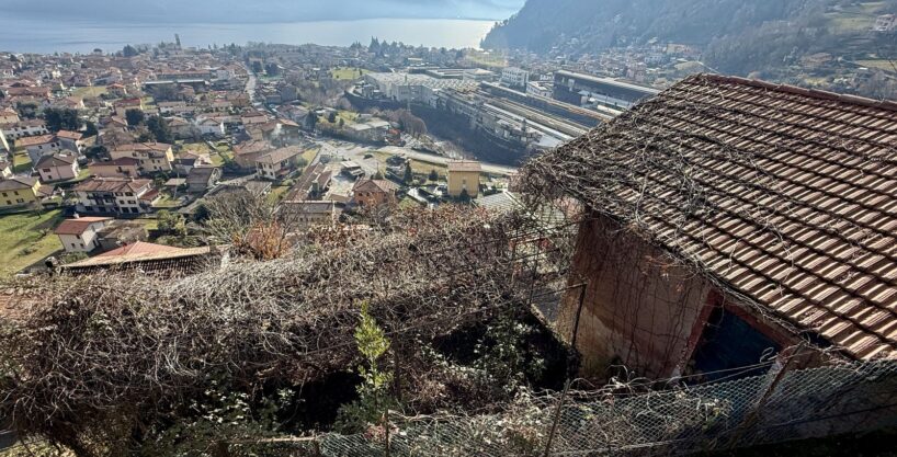 House to Renovate Dongo with Lake View