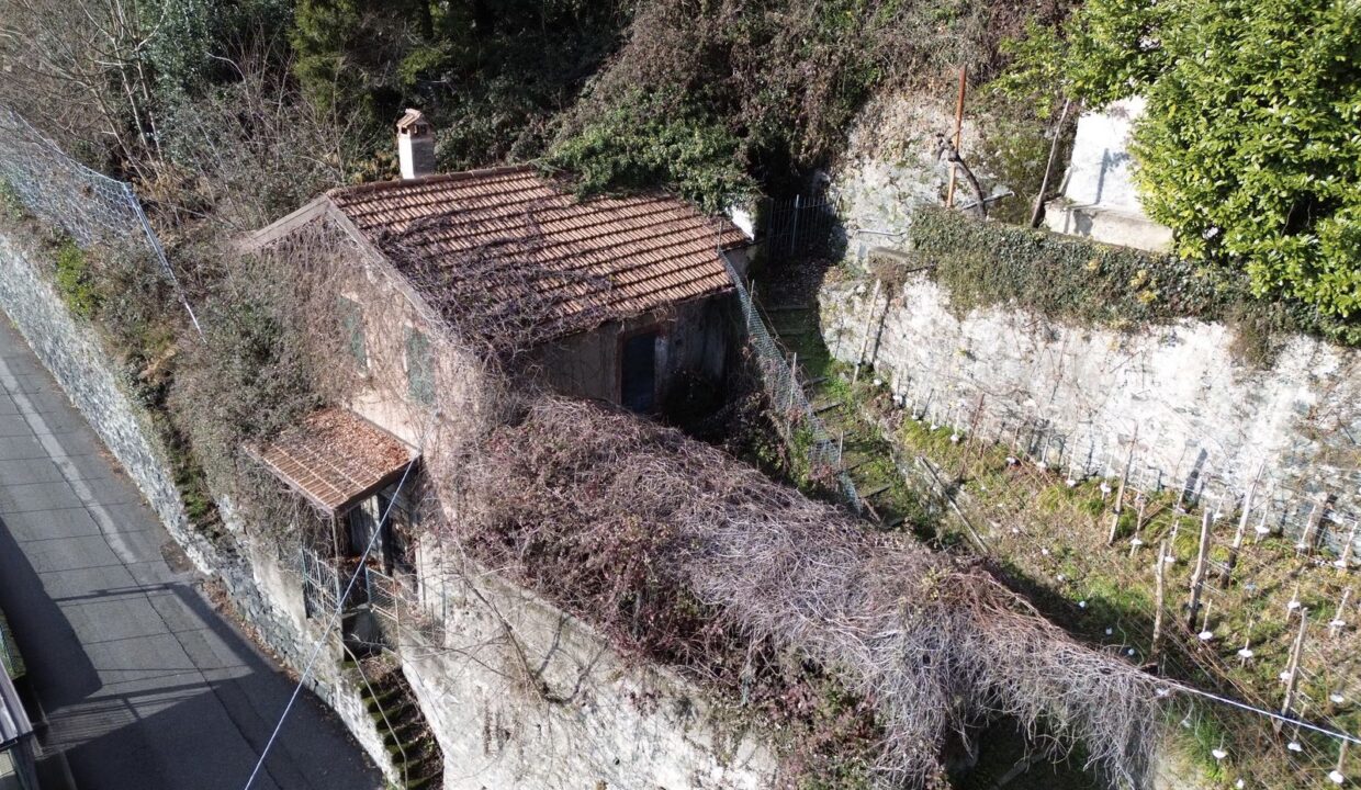 House to Renovate Dongo with Lake View