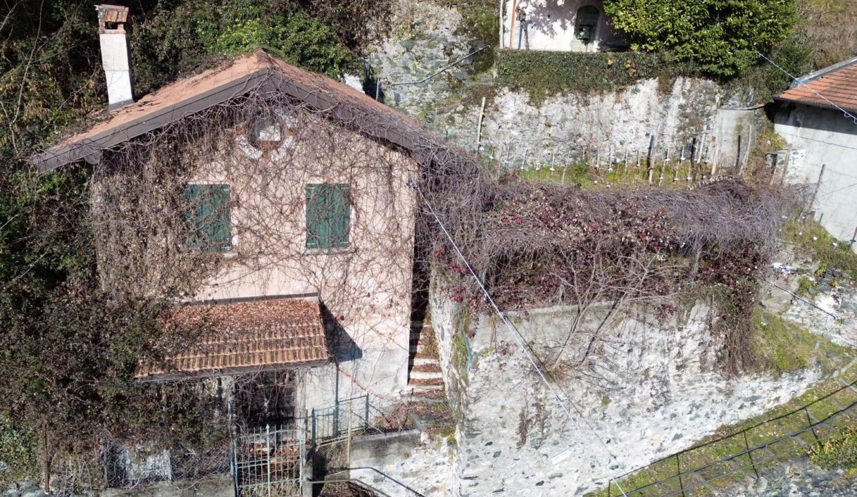 House to Renovate Dongo with Lake View