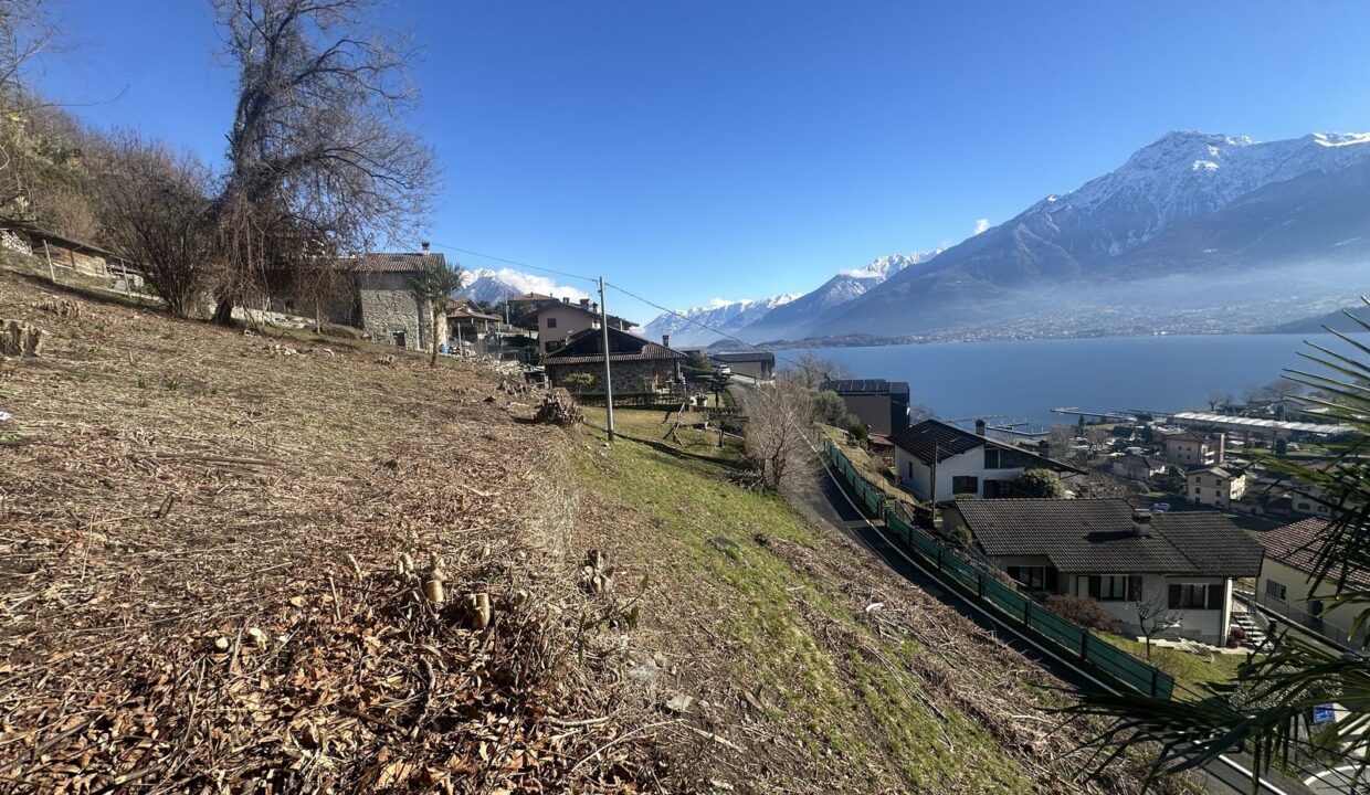 Building plot with lake view in Vercana Lake Como