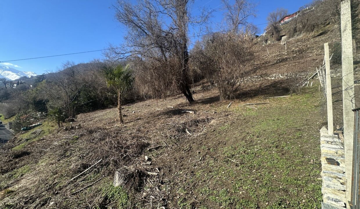 Building plot with lake view in Vercana Lake Como