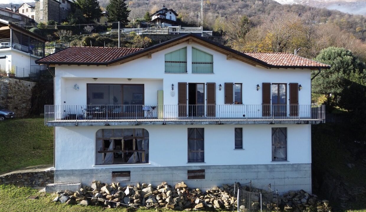 Detached Villa with Garden and Lake View Pianello del Lario